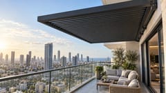 פרגולת אלומיניום תלויה אנתרציט עם רפפות במרפסת מגדל מול הים – דגם נוף עילי