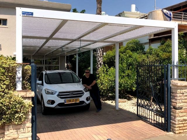 פרגולת חנייה מודרנית – הצללה מושלמת לרכב