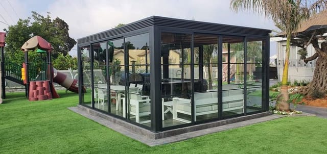 פרגולה סגורה מזכוכית לחצר פרטית – עולם הפרגולות