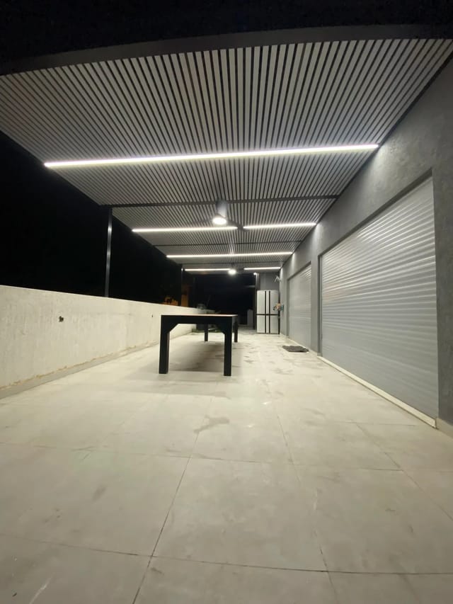 פרגולת חניה פרימיום עם תאורה אדריכלית - דגם לוקס פארקינג