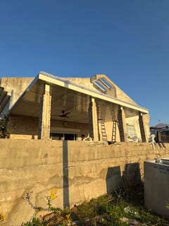 פרגולה לבנה גדולה עם קירוי אטום ומאוורר תקרה על מרפסת הבית – דגם גג חלומות