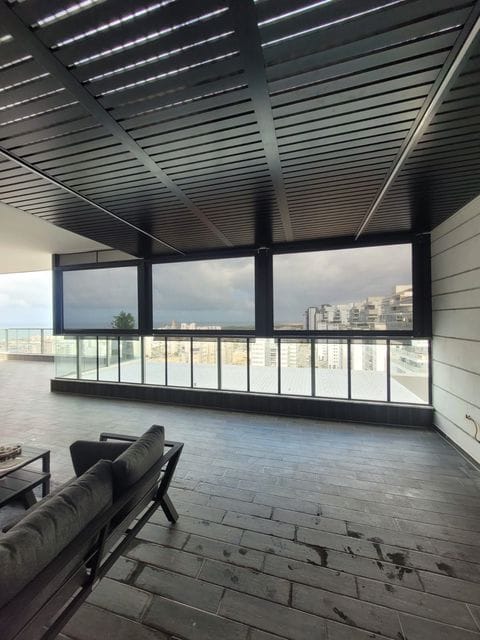 פרגולה "אורבן סקיילוט" - דגם למלות מתכווננות עם חלונות זכוכית פנורמיים