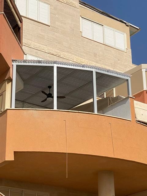פרגולה לבנה עם למלות ומאוורר תקרה במרפסת מעוגלת – דגם ברז קלאסיק