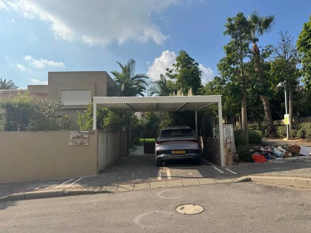 פרגולת אלומיניום צמודת קיר לחניה - דגם "כניסה VIP"