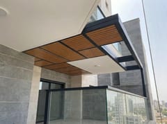 פרגולה דמוי עץ במסגרת שחורה בולטת מקיר המרפסת, מבט מבחוץ