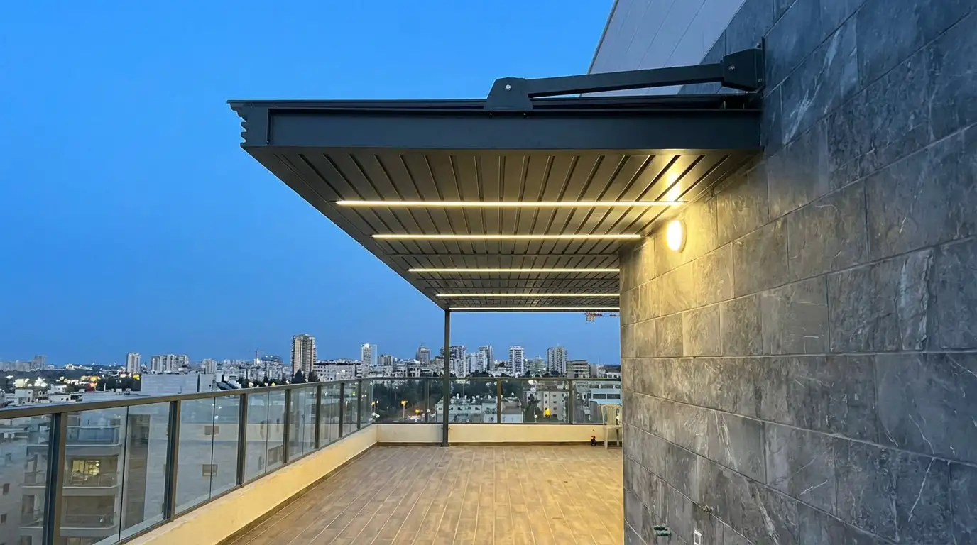 פרגולה אנתרציט עם זרועות תמיכה מהקיר ותאורה, מעל מרפסת גג עם נוף עירוני