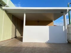 חזית פרגולה לבנה עם קירוי אטום וקיר פרטיות בגובה חצי