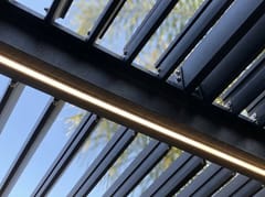 תקריב פס תאורה בקורה שחורה ורפפות בגג הפרגולה