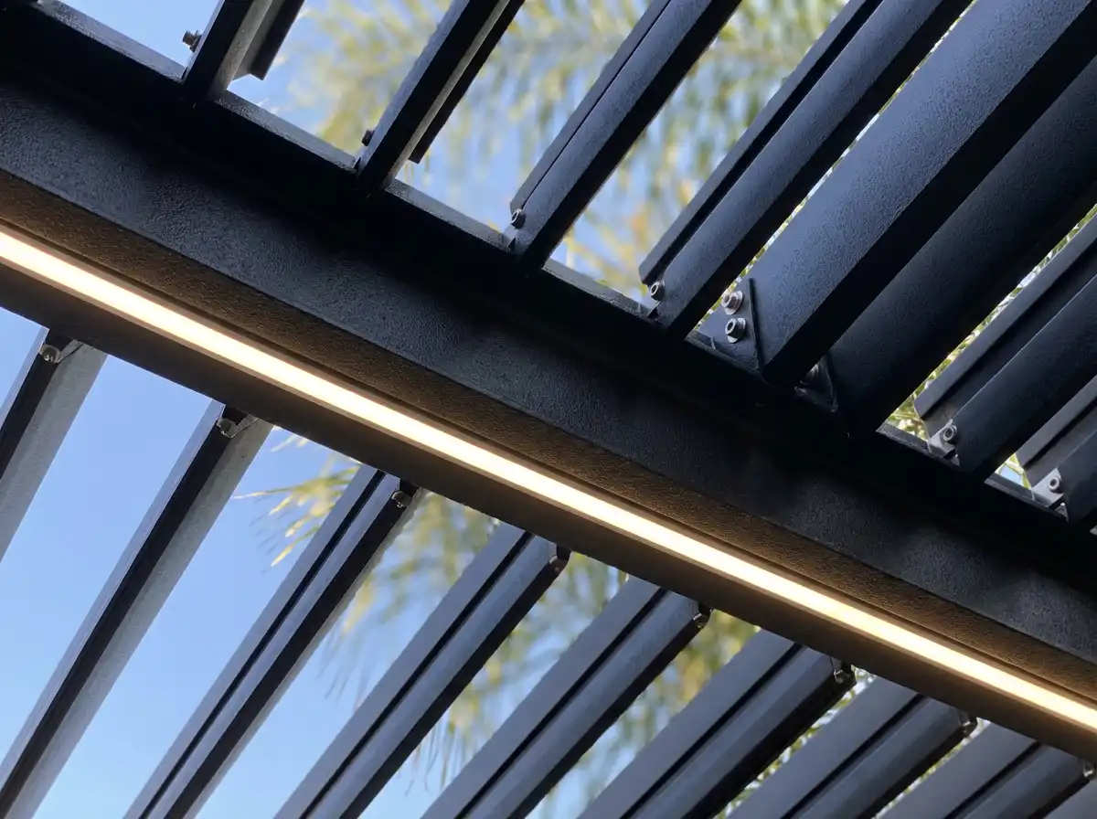 תקריב פס תאורה בקורה שחורה ורפפות בגג הפרגולה