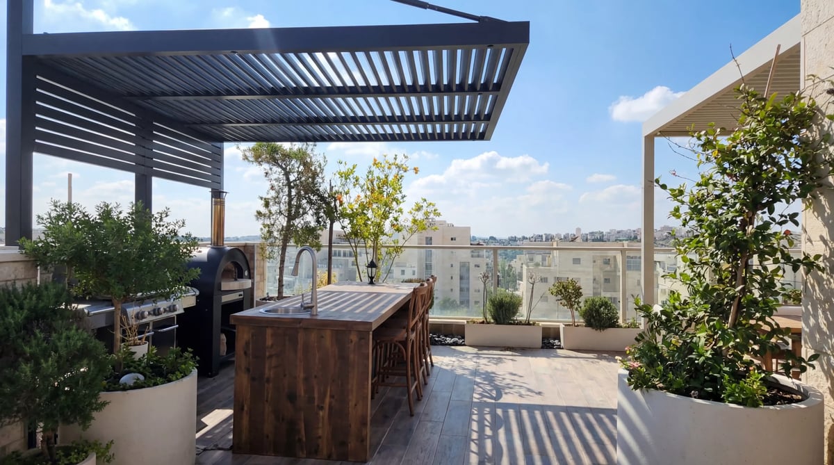 פינת בר ומטבח חוץ בצל פרגולת רפפות, עציצים ומעקה זכוכית