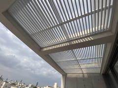 מבט מלמטה על שלבי אלומיניום לבנים המשולבים בתקרת בטון