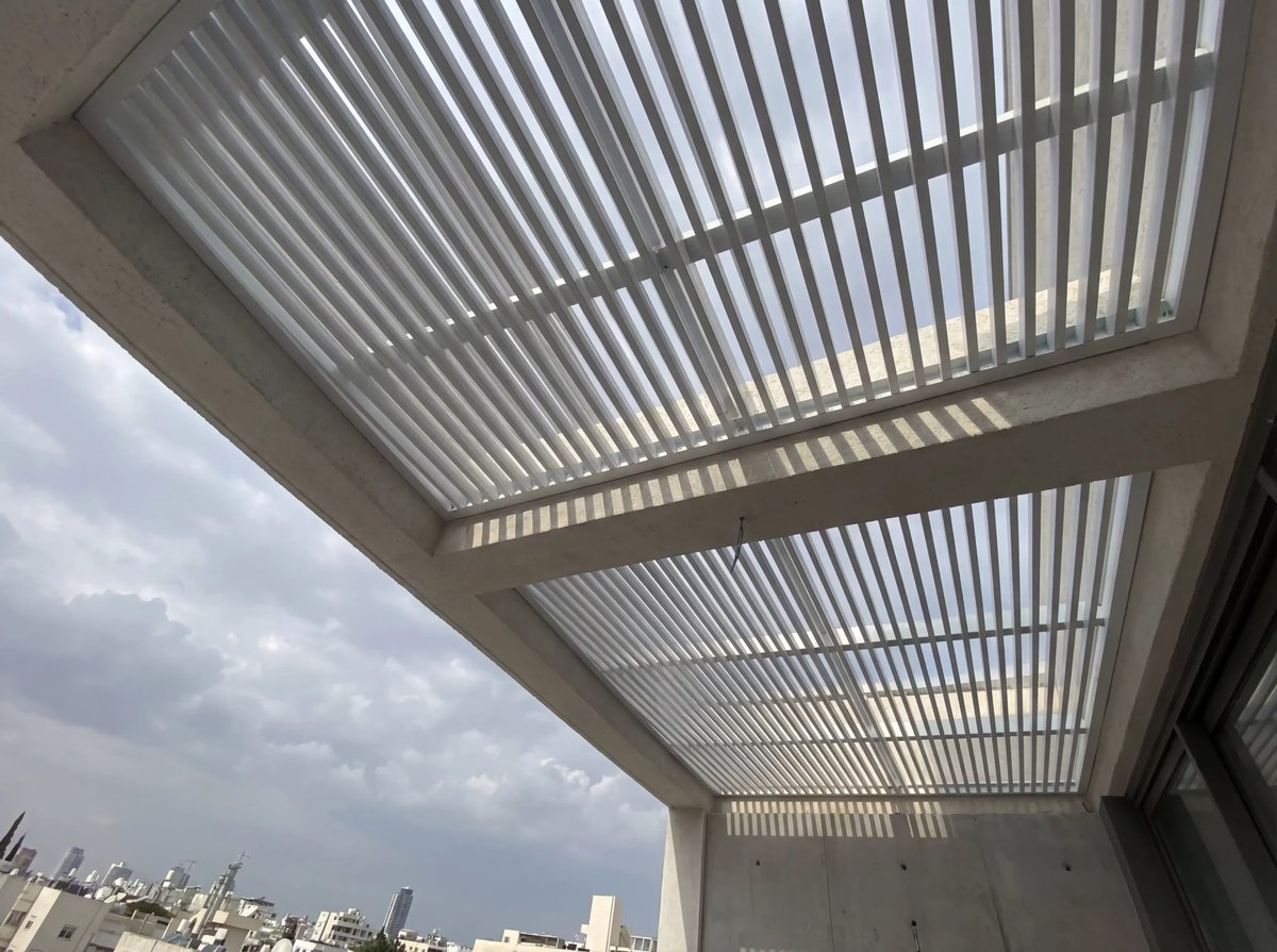 מבט מלמטה על שלבי אלומיניום לבנים המשולבים בתקרת בטון
