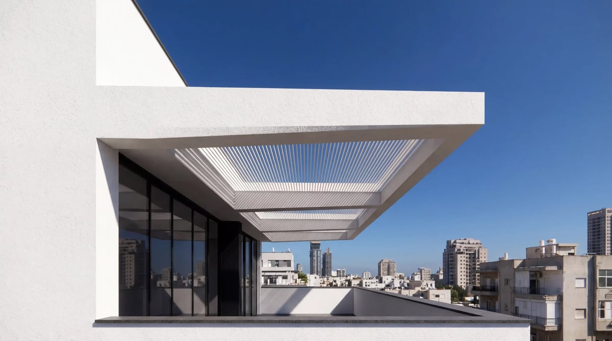 מבט צד על פרגולה לבנה הבולטת מהבניין עם קירוי פוליקרבונט